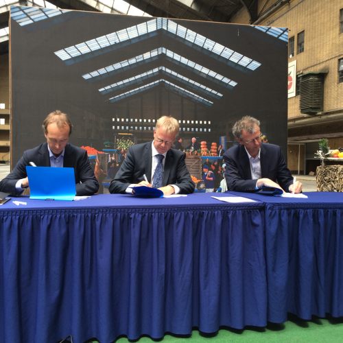 20140514_FCA_contractondertekening.jpg