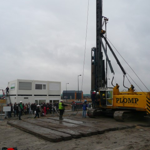 KidW start bouw heipaal (Small).JPG