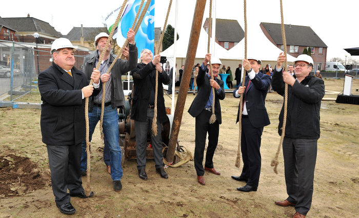 Eerste paal AH Ulft 25-2-2014.jpg