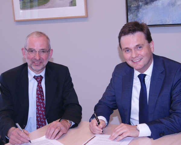 120416 foto Ondertekening Wilting en Schipper.JPG