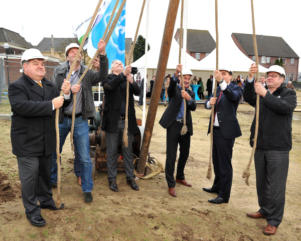 Eerste paal AH Ulft 25-2-2014.jpg