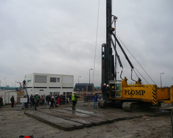 KidW start bouw heipaal (Small).JPG
