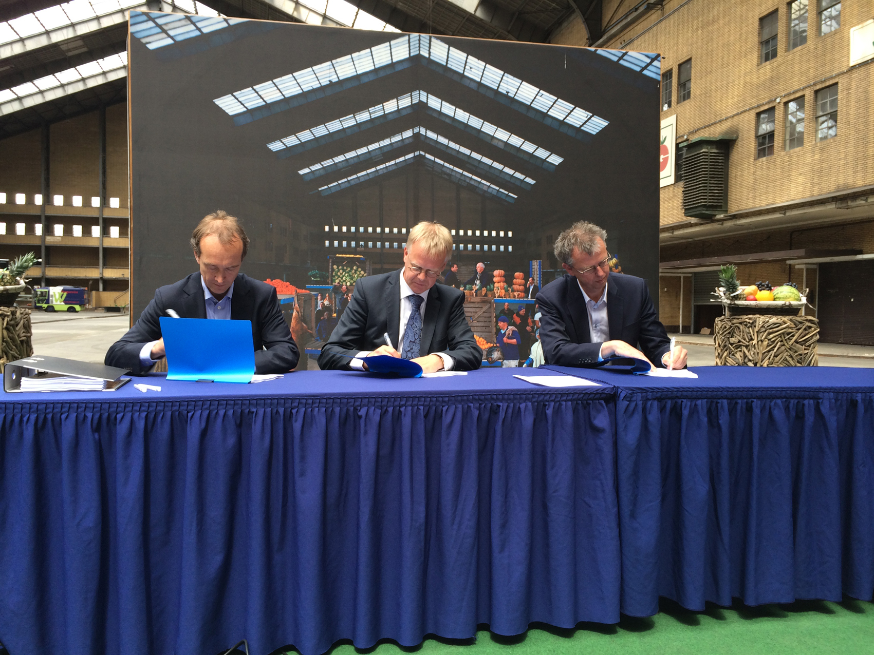 20140514_FCA_contractondertekening.jpg