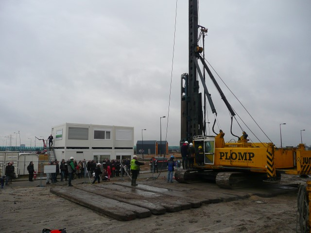 KidW start bouw heipaal (Small).JPG