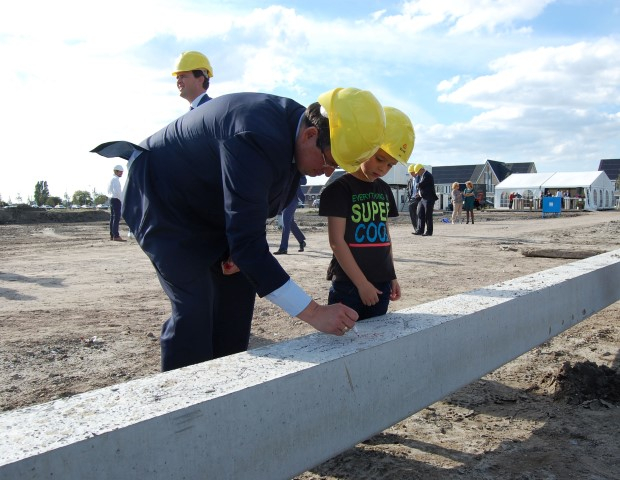 Wethouder en kind tekenen eerste paal (Small).jpg